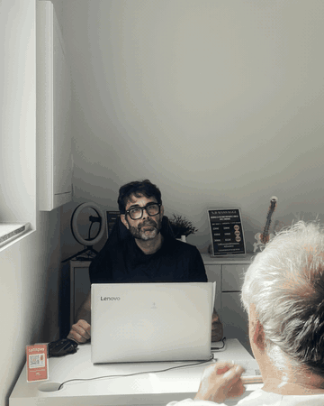 Nicola durante il colloquio iniziale con un cliente