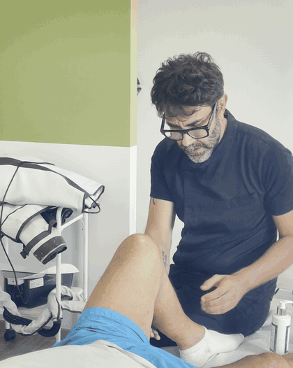 Nicola Ballini mentre tratta la gamba di un cliente nel suo studio