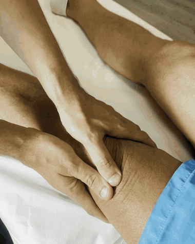 Le mani di Nicola sentono le tensioni del polpaccio